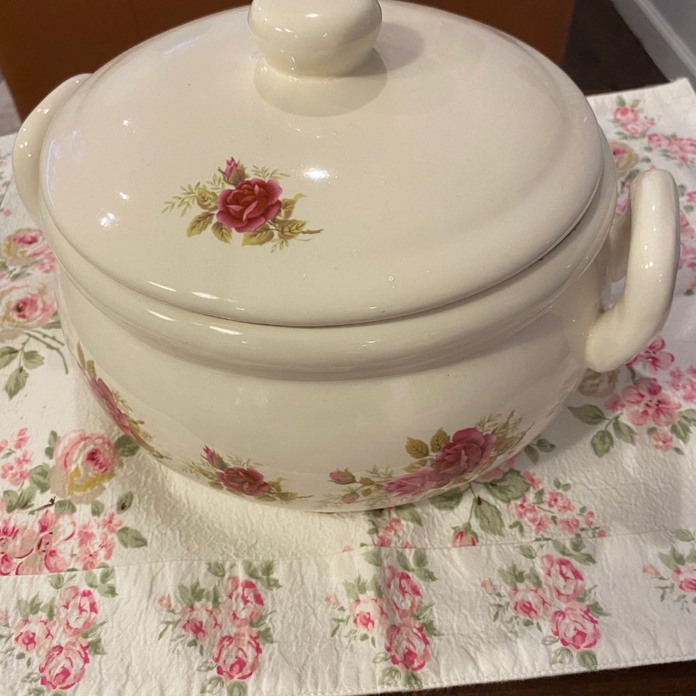 Beautiful Ceramic 10 Cup Bowl with Cover